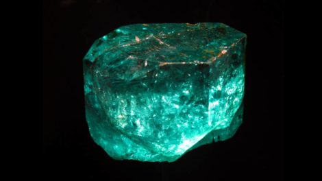Gachala Emerald Large - Emerald Gemstone Meaning and Uses - Elune Blue