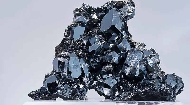 A fused pile of multi-faceted, large-grained metallic hematite.