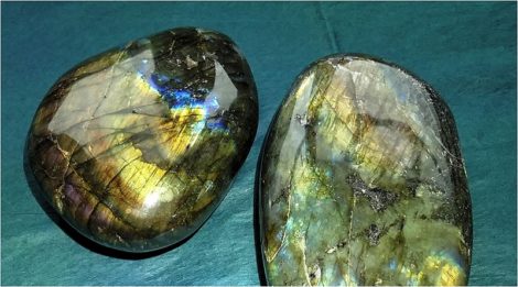 Labradorite Cabochon - Golden Labradorite Meaning and Uses - Elune Blue (800x445)